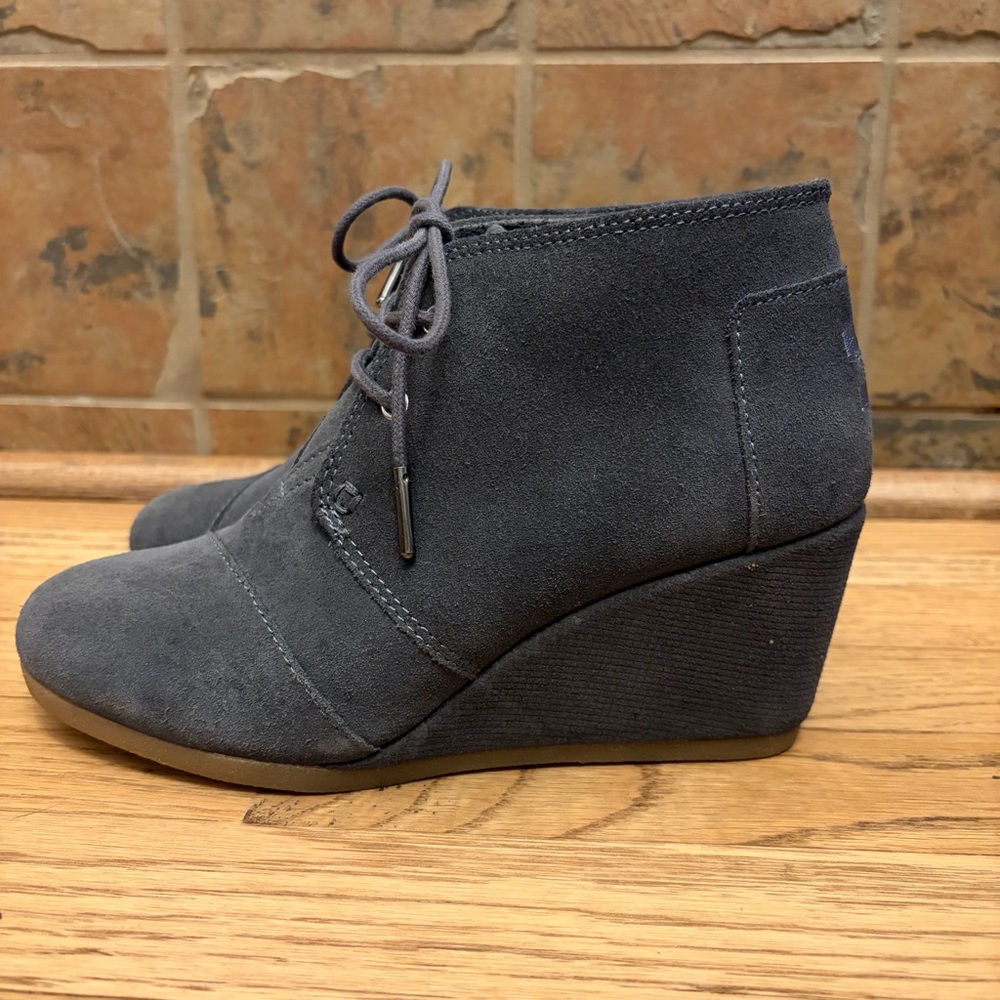 NWOT TOMS Kala Suede "Forged Iron" Wedge Booties (6)